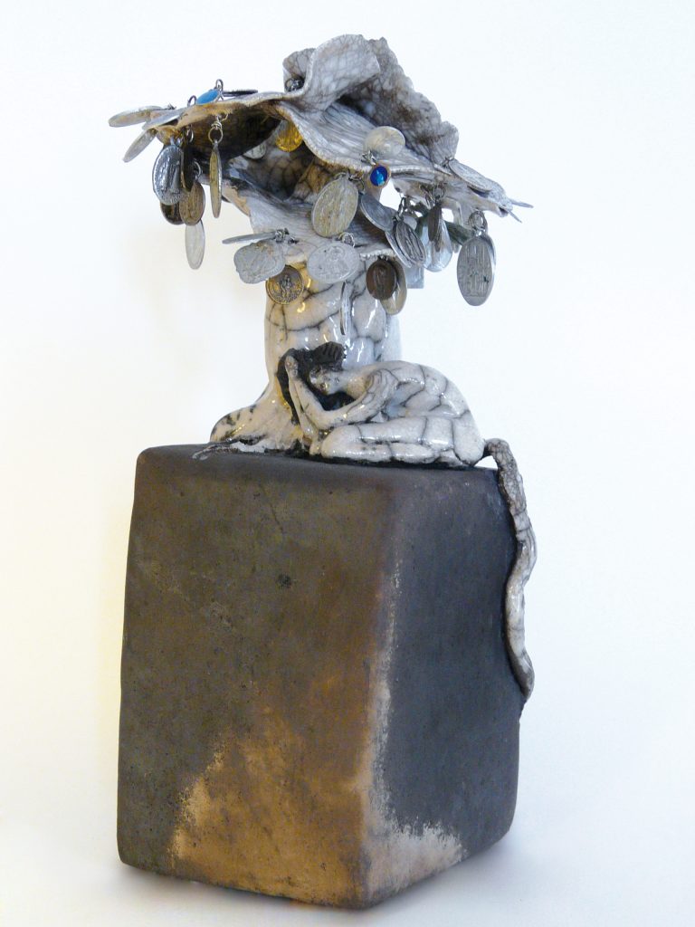 PRIÈRES SOUS LE MÉDAILLIER EN FLEURS - Essence d'arbre de "La Forêt imaginaire et enchantée" - Sculptures céramique - Création de Florence Lemiegre