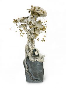 Petite pause sous le Bouton d’or en fleurs - Grès - Raku - Boutons ornementaux brodés en fil d’or du XIXème - Sculptures céramique de Florence Lemiegre