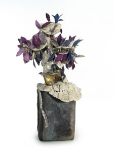 Lecture sous le Plumier en fleurs - Grès – Raku - Fils d’argents et fils de soie colorés - Sculptures céramique de Florence Lemiegre
