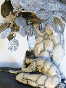 PRIÈRES SOUS LE MÉDAILLIER EN FLEURS - Essence d'arbre de "La Forêt imaginaire et enchantée" - Sculptures céramique - Création de Florence Lemiegre