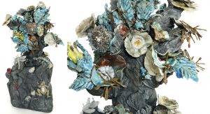 À TABLE SOUS L'HORTUS-ARBRE DE LA FÔRET IMAGINAIRE ET ENCHANTÉE-ŒUVRE DE FLORENCE LEMIEGRE-SCULPTRICE CÉRAMISTE-EXPOSITION VÉGÉTAL AU MUSÉE DE LA BRIQUETERIE-SAINT BRIEUC
