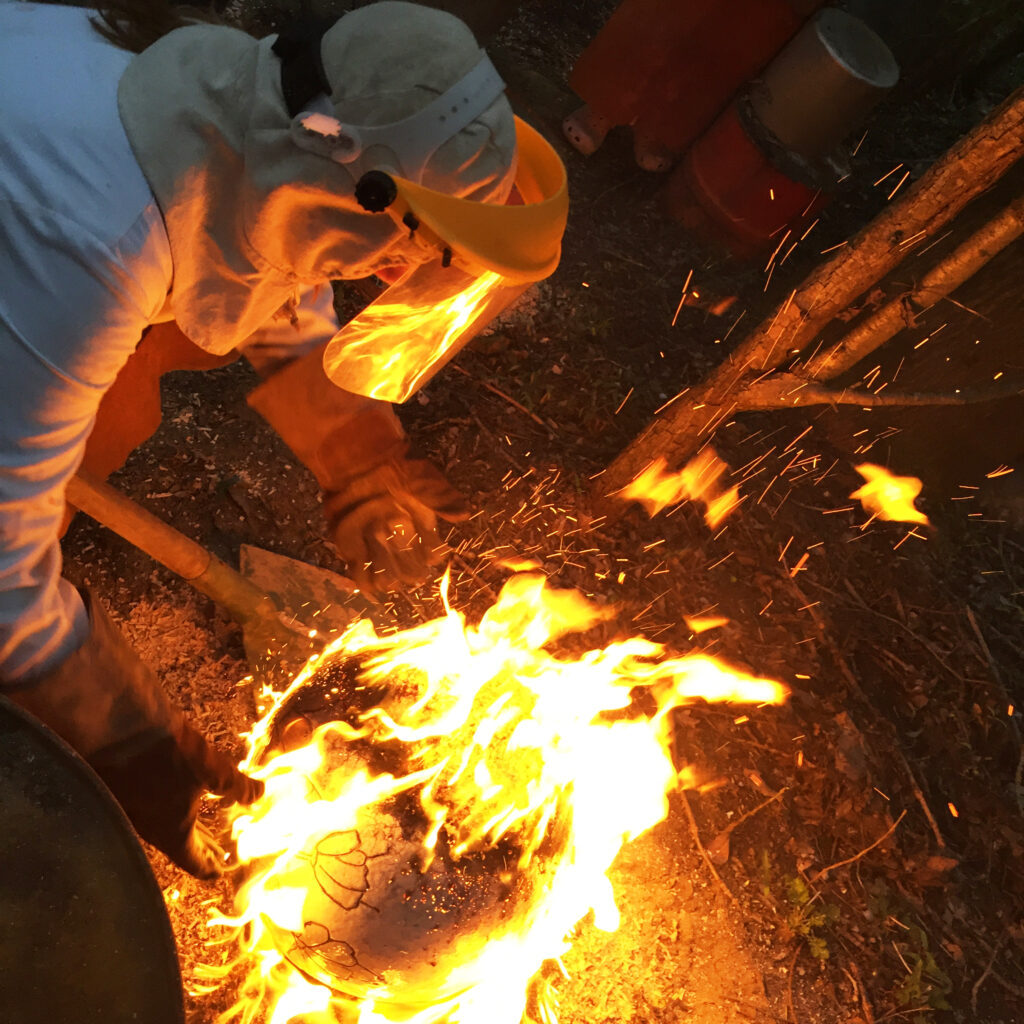 Florence Lemiegre - Cuisson Raku - Réalisation Atelier Jules Verne de Florence Lemiegre - Noramndie - Les Journées Européennes des métiers d'art 2023 - Raku contemporain - Savoir-faire - JEMA2023 - Galerie des Créateurs de Touques - Pays d'Auge – Normandie – Sublimer le quotidien – Raku – Exposition la magie du raku – Florence Lemiegre – Sculptures céramique contemporaines – Culbutos – Culbutos Serendipity – Moon de saisons – Noli me tangere