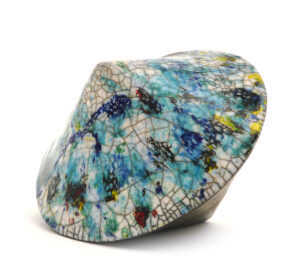 Culbuto Chamarré “Allégrèsse", œuvre de l'artiste sculptrice et céramiste Florence Lemiegre, Sculpture céramique de Florence Lemiegre, Sculpture céramique contemporaine, raku, émaillage au pinceau, grès, Culbuto, Équilibre, Déséquilibre, Enfance, Ludique, Couleurs, Matières, Sculpture contemporaine en céramique