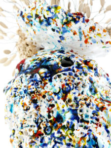 Détail Noli me tangere Pistils, Tiny mama deep blues "MILIA ET PUNCTA", Sculpture céramique de Florence Lemiegre, Grand Palais de Paris, Sous la Nef, Art Capital 2025, Salon Comparaisons 2025, Groupe sculpture plurielle, protection des océans, Artiste femme engagée pour la protection des océans, la nature est si belle, océans en danger.