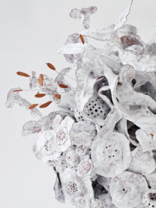 Détails végétaux, pistils, vibration, respiration, biodiversite, savoi-faire, Exposition Le beau geste, Le Bouquet d'Âmes Sœurs I, Sculpture céramique contemporaine de Florence Lemiegre, Sculpture céramique de Florence Lemiegre, Bouquet de la mariée, Normandie, Seine-Maritime, Musée des Traditions et Arts Normands, Château de Martainville, Atelier Jules Verne de Florence Lemiegre, pistils, vibrations, oiseaux, art normand,