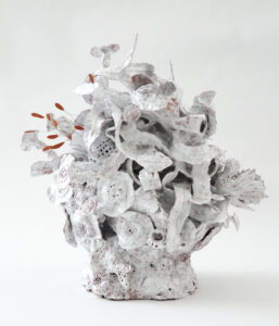 Exposition Le beau geste, Le Bouquet d'Âmes Sœurs I, Sculpture céramique contemporaine de Florence Lemiegre, Sculpture céramique de Florence Lemiegre, Bouquet de la mariée, Normandie, Seine-Maritime, Musée des Traditions et Arts Normands, Château de Martainville, Atelier Jules Verne de Florence Lemiegre, pistils, vibrations, oiseaux, art normand, savoir-faire