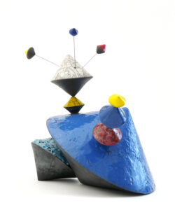 Culbutos Serendipity Piet boogie woogie, Grès Terre blanche, Cordes à piano, Cuisson raku, raku nu, Sculpture céramique contemporaine de Florence Lemiegre, biennale peinture sculpture 2025 de Conches-en-Ouche, Florence Lemiegre artiste invitée, Maison des Arts de Conches-en-Ouches