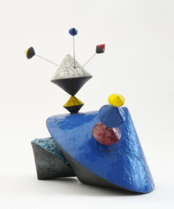 Culbutos Serendipity Piet boogie woogie, Grès Terre blanche, Cordes à piano, Cuisson raku, raku nu, Sculpture céramique contemporaine de Florence Lemiegre, biennale peinture sculpture 2025 de Conches-en-Ouche, Florence Lemiegre artiste invitée, Maison des Arts de Conches-en-Ouches