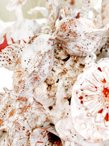 Sculpture céramique, "Les Bouquet d'Âmes Sœurs", allégorie de la nature, biodiversité, la nature, protégeons la nature, la nature est si belle, créations de Florence Lemiegre, artiste femme, sculptrice céramiste, faïence terre rouge de Normandie, biennale de Montmartre 2025, Villa Radet, , la Cité internationale des arts de Montmartre, Paris, Florence Lemiegre artiste invitée