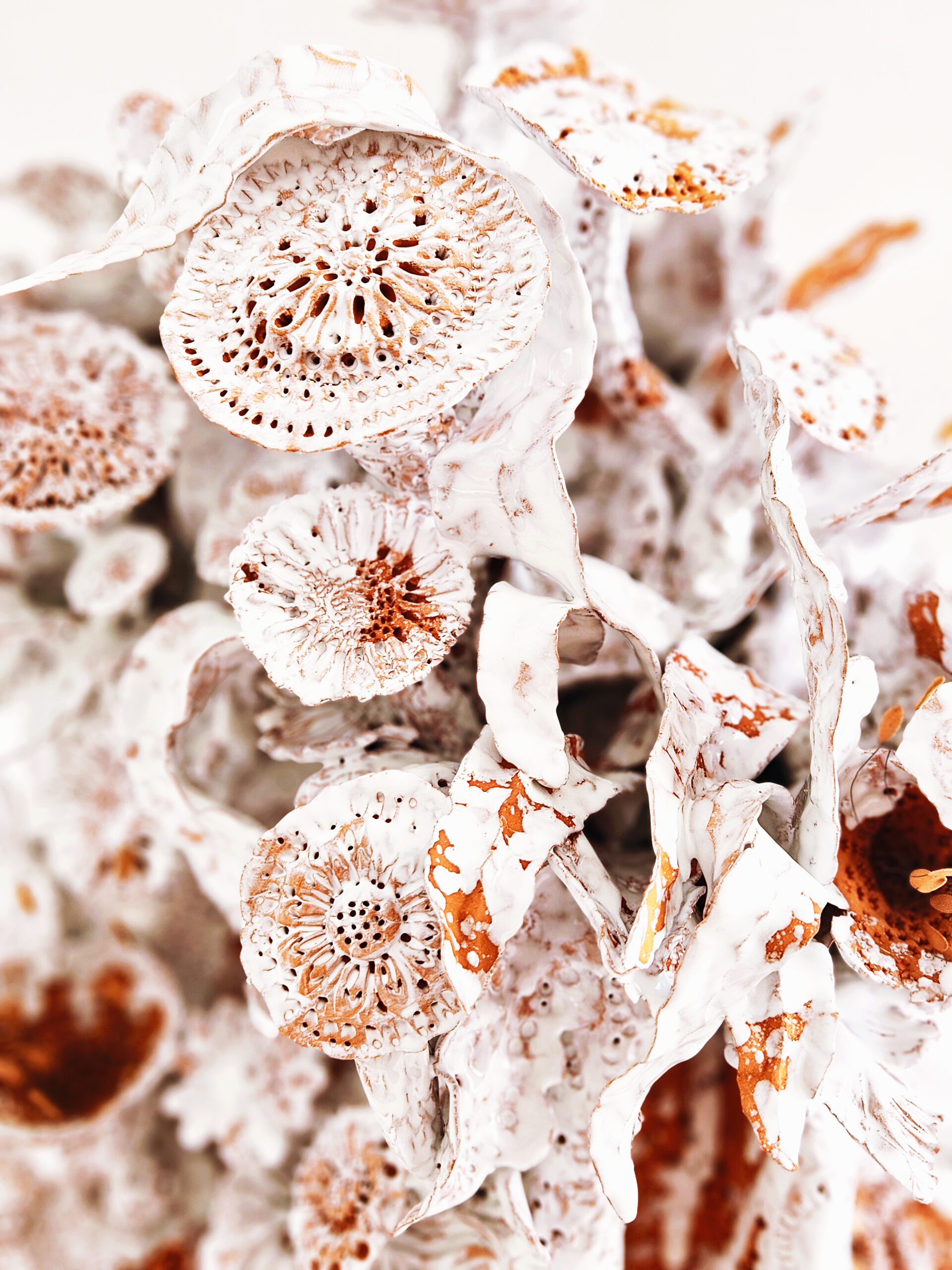 Sculpture céramique, "Les Bouquet d'Âmes Sœurs III", allégorie de la nature, biodiversité, la nature, protégeons la nature, la nature est si belle, créations de Florence Lemiegre, artiste femme, sculptrice céramiste, faïence terre rouge de Normandie, biennale de Montmartre 2025, Villa Radet, , la Cité internationale des arts de Montmartre, Paris, Florence Lemiegre artiste invitée