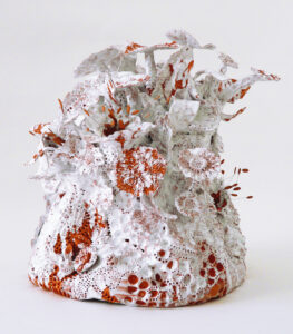 Sculpture céramique, "Les Bouquet d'Âmes Sœurs", allégorie de la nature, biodiversité, la nature, protégeons la nature, la nature est si belle, créations de Florence Lemiegre, artiste femme, sculptrice céramiste, faïence terre rouge de Normandie, biennale de Montmartre 2025, Villa Radet, , la Cité internationale des arts de Montmartre, Paris, Florence Lemiegre artiste invitée