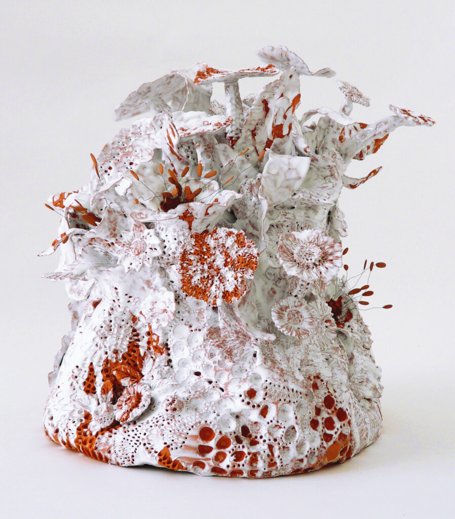 Sculpture céramique, "Les Bouquet d'Âmes Sœurs", allégorie de la nature, biodiversité, la nature, protégeons la nature, la nature est si belle, créations de Florence Lemiegre, artiste femme, sculptrice céramiste, faïence terre rouge de Normandie, biennale de Montmartre 2025, Villa Radet, , la Cité internationale des arts de Montmartre, Paris, Florence Lemiegre artiste invitée