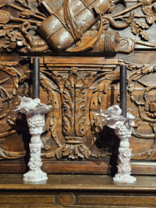 Le Chandoiseau I & Le Chandoiseau II_2025_ Créations de Florence Lemiegre_Acquisition des Musées de France, sculpture céramique de Florence Lemiegre, faïence rouge, terre de Normandie, Château de Martainville, Musée des Traditions et Arts Normands, salle Régence, Musée des Traditions et Arts Normands, Château de Martainville, DRAC de Normandie, Seine-Maritime le département.