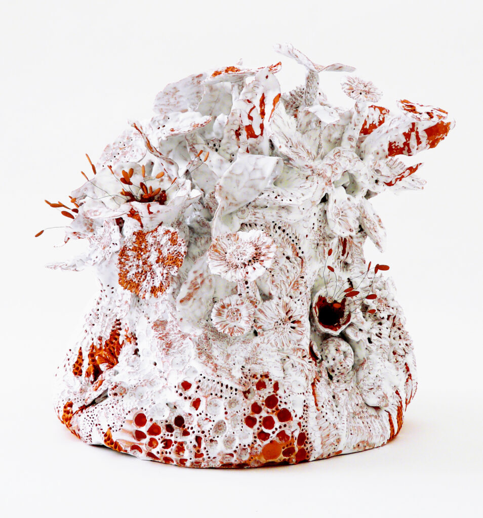 Sculpture céramique, "Les Bouquet d'Âmes Sœurs", allégorie de la nature, biodiversité, la nature, protégeons la nature, la nature est si belle, créations de Florence Lemiegre, artiste femme, sculptrice céramiste, faïence terre rouge de Normandie, biennale de Montmartre 2025, Villa Radet, , la Cité internationale des arts de Montmartre, Paris, Florence Lemiegre artiste invitée