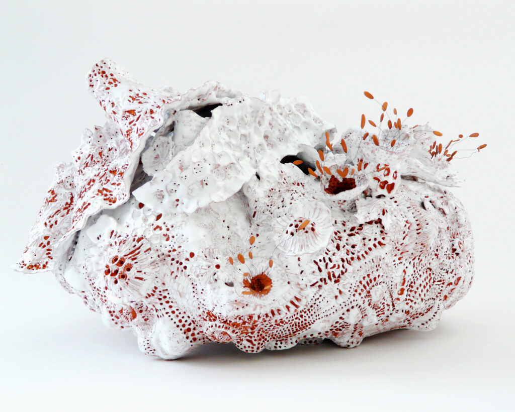 Sculpture céramique, "Les Bouquet d'Âmes Sœurs", allégorie de la nature, biodiversité, la nature, protégeons la nature, la nature est si belle, créations de Florence Lemiegre, artiste femme, sculptrice céramiste, faïence terre rouge de Normandie, biennale de Montmartre 2025, Villa Radet, , la Cité internationale des arts de Montmartre, Paris, Florence Lemiegre artiste invitée
