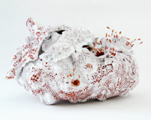 Sculpture céramique, "Les Bouquet d'Âmes Sœurs", allégorie de la nature, biodiversité, la nature, protégeons la nature, la nature est si belle, créations de Florence Lemiegre, artiste femme, sculptrice céramiste, faïence terre rouge de Normandie, biennale de Montmartre 2025, Villa Radet, , la Cité internationale des arts de Montmartre, Paris, Florence Lemiegre artiste invitée