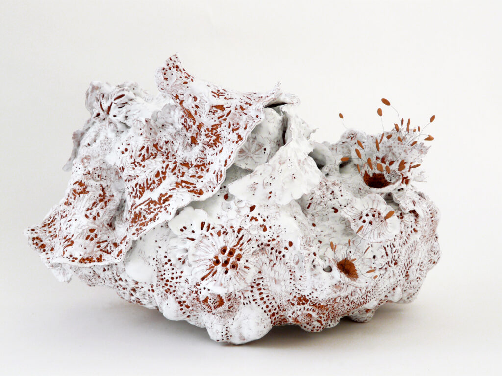 Sculpture céramique, "Les Bouquet d'Âmes Sœurs", allégorie de la nature, biodiversité, la nature, protégeons la nature, la nature est si belle, créations de Florence Lemiegre, artiste femme, sculptrice céramiste, faïence terre rouge de Normandie, biennale de Montmartre 2025, Villa Radet, , la Cité internationale des arts de Montmartre, Paris, Florence Lemiegre artiste invitée