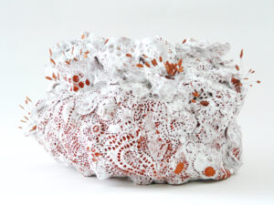 Sculpture céramique, "Les Bouquet d'Âmes Sœurs", allégorie de la nature, biodiversité, la nature, protégeons la nature, la nature est si belle, créations de Florence Lemiegre, artiste femme, sculptrice céramiste, faïence terre rouge de Normandie, biennale de Montmartre 2025, Villa Radet, , la Cité internationale des arts de Montmartre, Paris, Florence Lemiegre artiste invitée