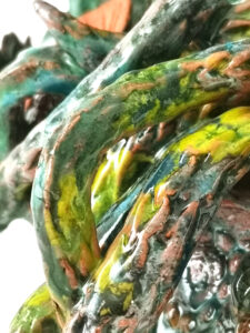 Sculpture céramique contemporaine de Florence Lemiegre, Faïence - Terre rouge Normande - 2025, protection des océans, biodiversité, fonds marins, vibration, un langage des mers, vibrations, oscillation, mouvements, protection des mers, faïence rouge de Normandie, protection des océans, biodiversité, océans en danger, fonds marins, vibrations, respiration, langue des fonds marins, chant des sirènes