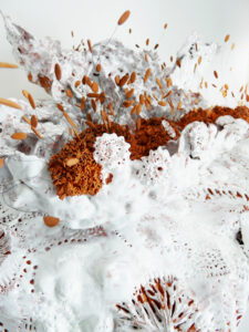 Noli me tangere Pistils “Cororora", création de Florence Lemiegre, Protection des océans, Vibrations, oscillations, langue océane, Sculpture céramique en faïence, terre rouge, Grand Palais, Art Capital 2026, salon Comparaisons