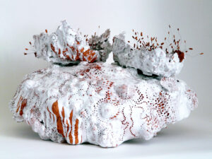 Noli me tangere Pistils “Cororora", création de Florence Lemiegre, Protection des océans, Vibrations, oscillations, langue océane, Sculpture céramique en faïence, terre rouge, Grand Palais, Art Capital 2026, salon Comparaisons