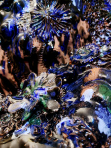 Sculpture céramique, Noli me tangere Pistils Big Mama deep blues Kathryn Sullivan, création de Florence Lemiegre, protection des océans, biodiversité, fonds marins, vibration, un langage des mers, vibrations, oscillation, mouvements, protection des mers, faience rouge de Normandie, protection des océans, biodiversité, océans en danger, fonds marins, vibrations, respiration, langue des fonds marins, chant des sirènes, création de Florence Lemiegre