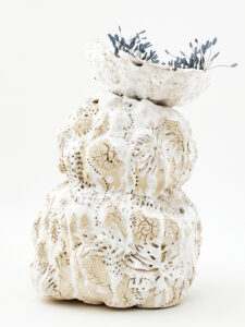 Noli me tangere Pistils “Baby Mama Deep blues Whiteblue“, sculpture céramique, protection des océans, biodiversité, fonds marins, vibration, un langage des mers, vibrations, oscillation, mouvements, protection des mers, faïence rouge de Normandie, protection des océans, biodiversité, océans en danger, fonds marins, vibrations, respiration, langue des fonds marins, chant des sirènes, création de Florence Lemiegre Faïence, Terre blanche,