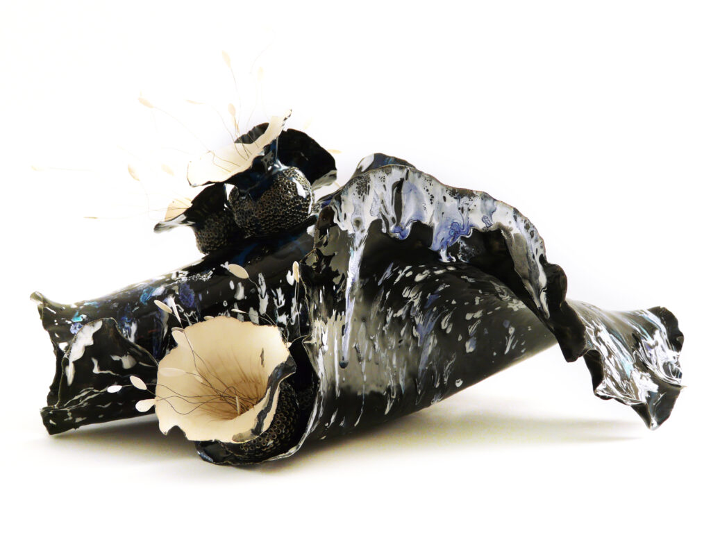 Noli me tangere Pistils “Blue black hadal“ - Faïence, Sculpture céramique contemporaine, Florence Lemiegre, Variations Poétiques, Ville d'Avray, onds marins, vibration, un langage des mers, vibrations, oscillation, mouvements, protection des mers, faience rouge de Normandie, protection des océans, biodiversité, océans en danger, fonds marins, vibrations, respiration, langue des fonds marins, chant des sirènes, création de Florence Lemiegre