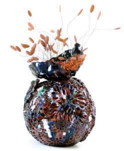 Noli me tangere Pistils “Tiny Mama Deep Blues Kathryn Sullivan“, sculpture céramique, Faïence - Terre rouge Normande - 2025, protection des océans, biodiversité, fonds marins, vibration, un langage des mers, vibrations, oscillation, mouvements, protection des mers, faïence rouge de Normandie, protection des océans, biodiversité, océans en danger, fonds marins, vibrations, respiration, langue des fonds marins, chant des sirènes, création de Florence Lemiegre