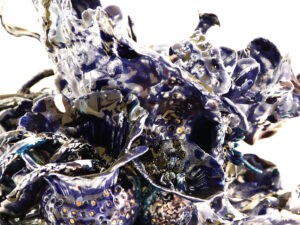 Noli me tangere Pistils “Bleu nuit étoilée“, création de Florence Lemiegre, protection des océans, biodiversité, fonds marins, vibration, un langage des mers, vibrations, oscillation, mouvements, protection des mers, faïence rouge de Normandie, protection des océans, biodiversité, océans en danger, fonds marins, vibrations, respiration, langue des fonds marins, chant des sirènes, création de Florence Lemiegre