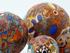 Sculptures en céramique, terre rouge de Normandie, faïence, sphères émaillées, créations de Florence Lemiegre