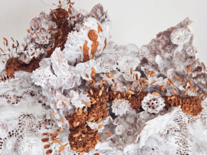 Noli me tangere Pistils “Cororora", création de Florence Lemiegre, Protection des océans, Vibrations, oscillations, langue océane, Sculpture céramique en faïence, terre rouge, Grand Palais, Art Capital 2026, salon Comparaisons, Neffe du Grand Palais, Les Ateliers d'art de France, concours région Ateliers d'Art de France 2026, Finaliste concours région Normandie, Carré St Cyr, La Fabrique des Métiers d'Arts au Vaudreuil