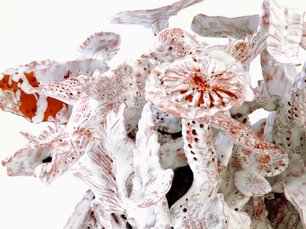 Sculpture céramique, "Les Bouquet d'Âmes Sœurs III", allégorie de la nature, biodiversité, la nature, protégeons la nature, la nature est si belle, créations de Florence Lemiegre, artiste femme, sculptrice céramiste, faïence terre rouge de Normandie, ARTCERAM2 2026, SÈVRES, Florence Lemiegre artiste 