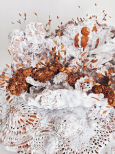 Noli me tangere Pistils “Cororora", création de Florence Lemiegre, Protection des océans, Vibrations, oscillations, langue océane, Sculpture céramique en faïence, terre rouge, Grand Palais, Art Capital 2026, salon Comparaisons, Neffe du Grand Palais, Les Ateliers d'art de France, concours région Ateliers d'Art de France 2026, Finaliste concours région Normandie, Carré St Cyr, La Fabrique des Métiers d'Arts au Vaudreuil