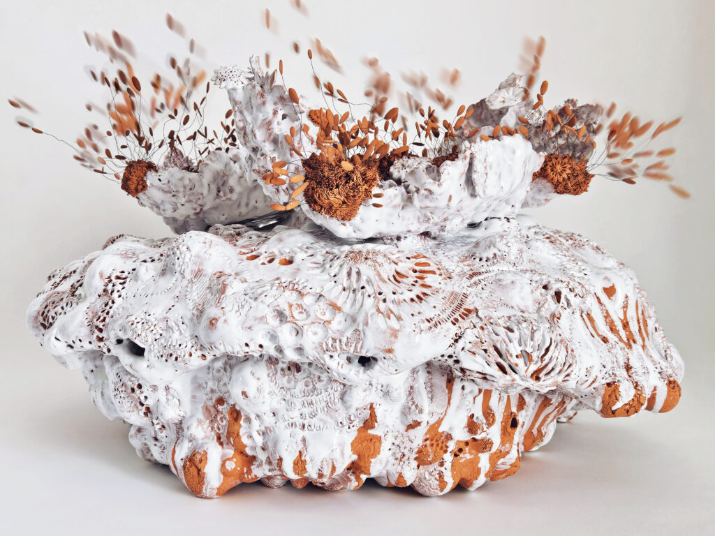 Céramique, « La Noli me Tangere Pistils Corocora », présentation au salon d'Automne de Paris, Pièce unique, Céramique contemporaine de Florence Lemiegre, biodiversité, fragilité des fonds marin, fertilité, sculpture en mouvement, oscillation, vibration, respiration, langue océane, la sculpture prend vie, souffle du vent, léger, des profondeurs des mers, mélodie silencieuse, coraux, organique, protection des Océans, artiste engagée pour la sauvegarde des Mers, l’artiste sculptrice et céramiste Florence Lemiegre, faïence, terre rouge de Normandie, Salon d'automne de Paris 2026, Place de la Concorde, Paris 8e, Florence Lemiegre participation à la 123e édition du Salon d'Automne de Paris 2026, Salon historique, Florence Lemiegre, sociétaire du Salon d’Automne de Paris Sculpture céramique contemporaine, émaillage au pinceau, collectionneurs de céramique, ceramics collectors, biodiversité, fonds marins
