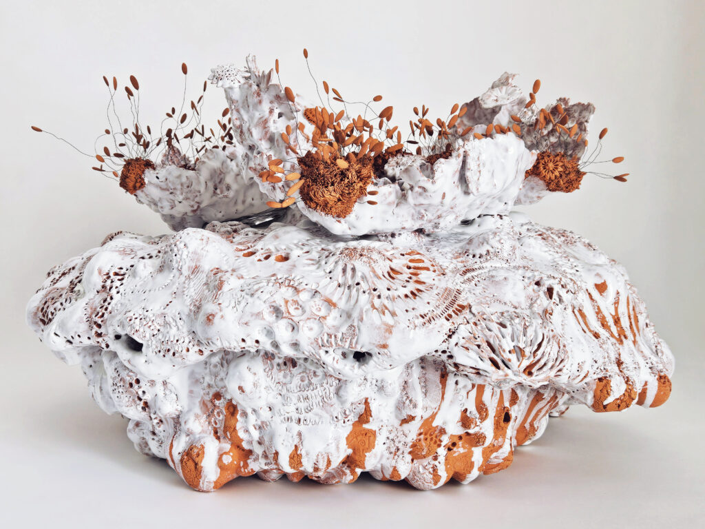 Céramique, « La Noli me Tangere Pistils Corocora », présentation au salon d'Automne de Paris, Pièce unique, Céramique contemporaine de Florence Lemiegre, biodiversité, fragilité des fonds marin, fertilité, sculpture en mouvement, oscillation, vibration, respiration, langue océane, la sculpture prend vie, souffle du vent, léger, des profondeurs des mers, mélodie silencieuse, coraux, organique, protection des Océans, artiste engagée pour la sauvegarde des Mers, l’artiste sculptrice et céramiste Florence Lemiegre, faïence, terre rouge de Normandie, Salon d'automne de Paris 2026, Place de la Concorde, Paris 8e, Florence Lemiegre participation à la 123e édition du Salon d'Automne de Paris 2026, Salon historique, Florence Lemiegre, sociétaire du Salon d’Automne de Paris Sculpture céramique contemporaine, émaillage au pinceau, collectionneurs de céramique, ceramics collectors, biodiversité, fonds marins