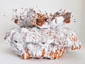 Céramique, « La Noli me Tangere Pistils Corocora », présentation au salon d'Automne de Paris, Pièce unique, Céramique contemporaine de Florence Lemiegre, biodiversité, fragilité des fonds marin, fertilité, sculpture en mouvement, oscillation, vibration, respiration, langue océane, la sculpture prend vie, souffle du vent, léger, des profondeurs des mers, mélodie silencieuse, coraux, organique, protection des Océans, artiste engagée pour la sauvegarde des Mers, l’artiste sculptrice et céramiste Florence Lemiegre, faïence, terre rouge de Normandie, Salon d'automne de Paris 2026, Place de la Concorde, Paris 8e, Florence Lemiegre participation à la 123e édition du Salon d'Automne de Paris 2026, Salon historique, Florence Lemiegre, sociétaire du Salon d’Automne de Paris Sculpture céramique contemporaine, émaillage au pinceau, collectionneurs de céramique, ceramics collectors, biodiversité, fonds marins
