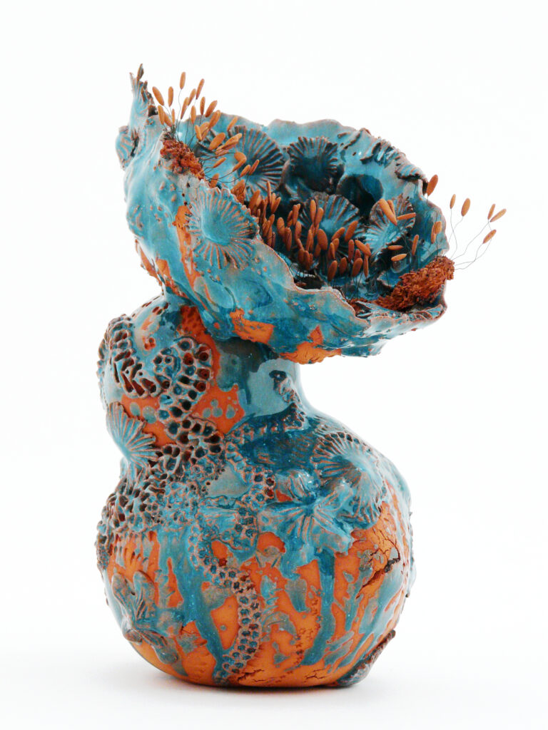 « Noli me tangere Pistils Baby Mama deep blues Océans », sculpture céramique de Florence Lemiegre, sculptrice céramiste - Océans - Mers – protection des Océans, fragilité des éco systèmes marins, beauté éphémère, artiste engagée, protection de la Nature, mers, profondeurs des mers, coraux – Faïence, déclin et résilience de la biodiversité marine, dentelles de terre ciselées, drapés enlacés, couleurs à foison, émaillage au pinceau, pièce colorée et flamboyante, sculpture céramique de Florence Lemiegre, collectionneurs, vibrations, oscillations, mouvement, respiration, sculpture prend vie, cinétique, mouvement de la matière, langue océane, chant des sirènes, collectionneurs, pièces uniques, faïences, grès