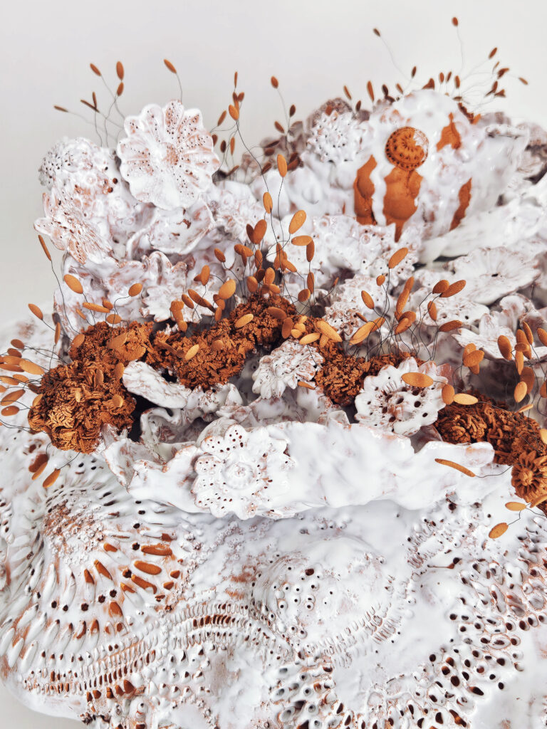 Céramique, « La Noli me Tangere Pistils Corocora », présentation au salon d'Automne de Paris, Pièce unique, Céramique contemporaine de Florence Lemiegre, biodiversité, fragilité des fonds marin, fertilité, sculpture en mouvement, oscillation, vibration, respiration, langue océane, la sculpture prend vie, souffle du vent, léger, des profondeurs des mers, mélodie silencieuse, coraux, organique, protection des Océans, artiste engagée pour la sauvegarde des Mers, l’artiste sculptrice et céramiste Florence Lemiegre, faïence, terre rouge de Normandie, Salon d'automne de Paris 2026, Place de la Concorde, Paris 8e, Florence Lemiegre participation à la 123e édition du Salon d'Automne de Paris 2026, Salon historique, Florence Lemiegre, sociétaire du Salon d’Automne de Paris Sculpture céramique contemporaine, émaillage au pinceau, collectionneurs de céramique, ceramics collectors, biodiversité, fonds marins