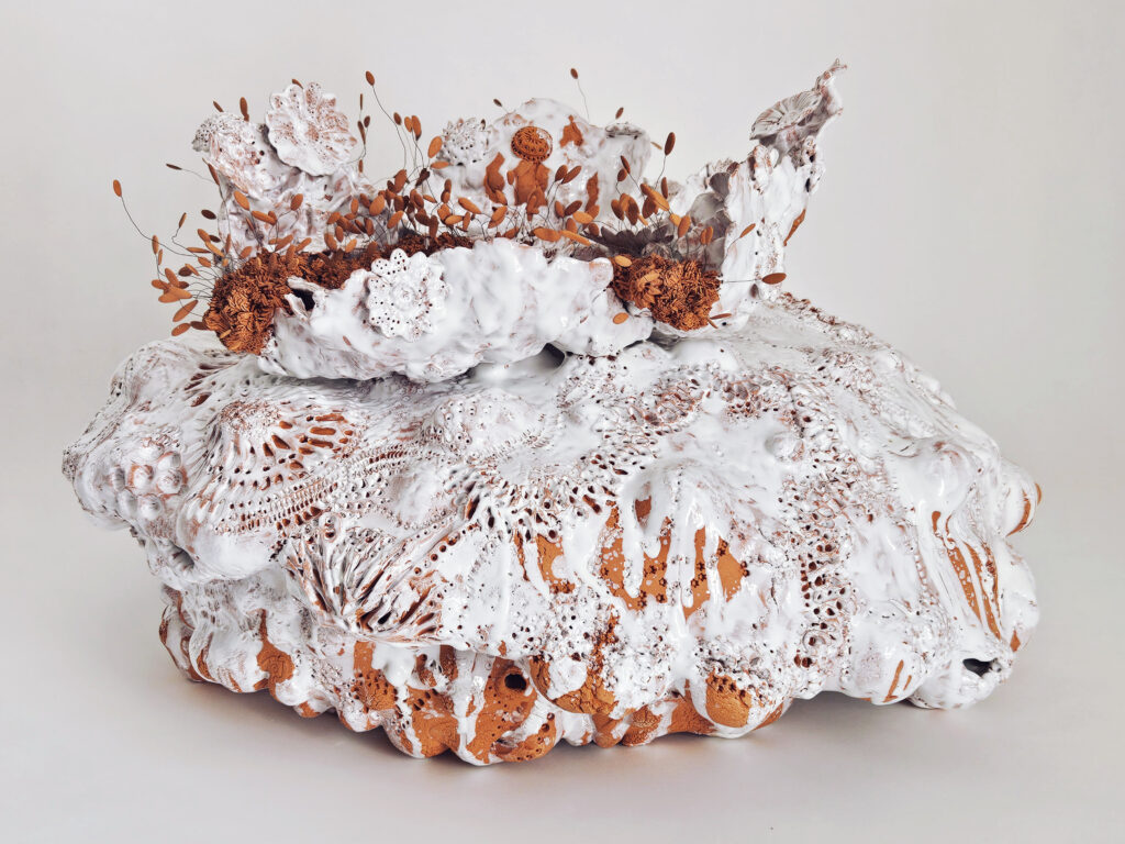 Céramique, « La Noli me Tangere Pistils Corocora », présentation au salon d'Automne de Paris, Pièce unique, Céramique contemporaine de Florence Lemiegre, biodiversité, fragilité des fonds marin, fertilité, sculpture en mouvement, oscillation, vibration, respiration, langue océane, la sculpture prend vie, souffle du vent, léger, des profondeurs des mers, mélodie silencieuse, coraux, organique, protection des Océans, artiste engagée pour la sauvegarde des Mers, l’artiste sculptrice et céramiste Florence Lemiegre, faïence, terre rouge de Normandie, Salon d'automne de Paris 2026, Place de la Concorde, Paris 8e, Florence Lemiegre participation à la 123e édition du Salon d'Automne de Paris 2026, Salon historique, Florence Lemiegre, sociétaire du Salon d’Automne de Paris Sculpture céramique contemporaine, émaillage au pinceau, collectionneurs de céramique, ceramics collectors, biodiversité, fonds marins