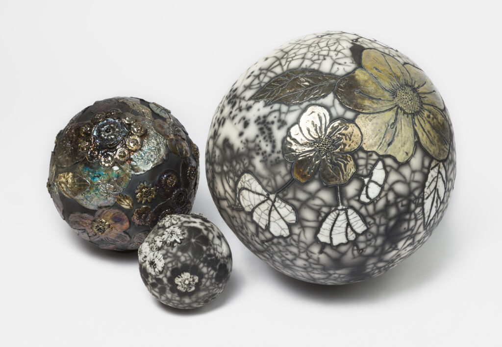 Installation - « Moons d’hiver » - Sculptures céramique - Grès, cuisson raku - Salon d’automne de Paris - Champs Élysées - Paris - 2017 Prix sculpture des Amis du salon d’Automne de Paris 2017 Crédit photos @ Simon Vacheret, Les Moons - Installation - Grès - Raku - Sculptures céramique de Florence Lemiegre, Les Moons de saisons, voyage spirituel, jardin des rêves, biodiversité, nature beauté éphémère de la Nature, fragilité, artiste engagé pour la protection de l'environnement, collectionneurs, pièce unique, raku, enfumage, émaillage au pinceau, cuisson ancestrale, raku, raku nu, fleurs, floraison, paysage miniature, éclosion,