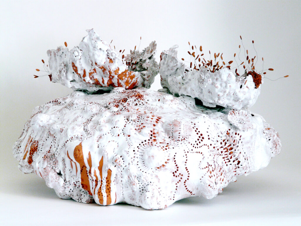 Céramique, « La Noli me Tangere Pistils Corocora », présentation au salon d'Automne de Paris, Pièce unique, Céramique contemporaine de Florence Lemiegre, biodiversité, fragilité des fonds marin, fertilité, sculpture en mouvement, oscillation, vibration, respiration, langue océane, la sculpture prend vie, souffle du vent, léger, des profondeurs des mers, mélodie silencieuse, coraux, organique, protection des Océans, artiste engagée pour la sauvegarde des Mers, l’artiste sculptrice et céramiste Florence Lemiegre, faïence, terre rouge de Normandie, Salon d'automne de Paris 2026, Place de la Concorde, Paris 8e, Florence Lemiegre participation à la 123e édition du Salon d'Automne de Paris 2026, Salon historique, Florence Lemiegre, sociétaire du Salon d’Automne de Paris Sculpture céramique contemporaine, émaillage au pinceau, collectionneurs de céramique, ceramics collectors, biodiversité, fonds marins