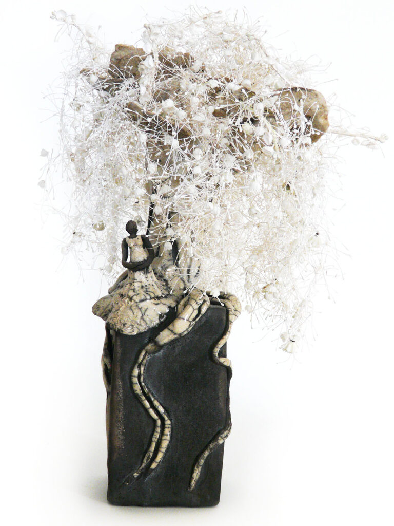 « La Forêt imaginaire et enchantée », « Cueillette sous le Muguetier en fleurs », sculpture céramique de Florence Lemiegre, sculptrice céramiste, collectionneurs, essences d’arbres, végétales, arbres mystiques, arbre remarquable, arbre vénérable, nature, artiste engagée, protection de la nature, protection des arbres, botaniste, prisme sylvestre, pistils, étamines, lexique botanique, dentriste