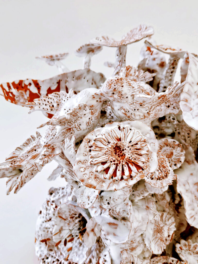« Le Bouquet d'Âmes Sœurs Floralies » - 2026 - Faïence, terre rouge de Normandie, sculpture céramique de Florence Lemiegre, pièce unique, amour, hymne à l'amour, sentiments, savoir-faire d'excellence, biodiversité, nature, fragilité, éphémère, Florence Lemiegre, Sculptrice céramiste, Participation et sélection de Florence Lemiegre, Ceramic Art Fair + Glass 2026, Paris, Maison de l'Amérique Latine, Galerie isabelle Laverny 164 Faubourg St Honoré, 75008 Paris