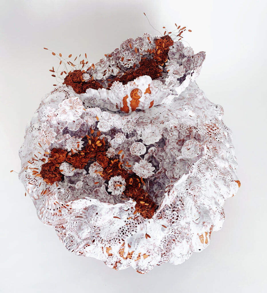 Céramique, « La Noli me Tangere Pistils Corocora », présentation au salon d'Automne de Paris, Pièce unique, Céramique contemporaine de Florence Lemiegre, biodiversité, fragilité des fonds marin, fertilité, sculpture en mouvement, oscillation, vibration, respiration, langue océane, la sculpture prend vie, souffle du vent, léger, des profondeurs des mers, mélodie silencieuse, coraux, organique, protection des Océans, artiste engagée pour la sauvegarde des Mers, l’artiste sculptrice et céramiste Florence Lemiegre, faïence, terre rouge de Normandie, Salon d'automne de Paris 2026, Place de la Concorde, Paris 8e, Florence Lemiegre participation à la 123e édition du Salon d'Automne de Paris 2026, Salon historique, Florence Lemiegre, sociétaire du Salon d’Automne de Paris Sculpture céramique contemporaine, émaillage au pinceau, collectionneurs de céramique, ceramics collectors, biodiversité, fonds marins