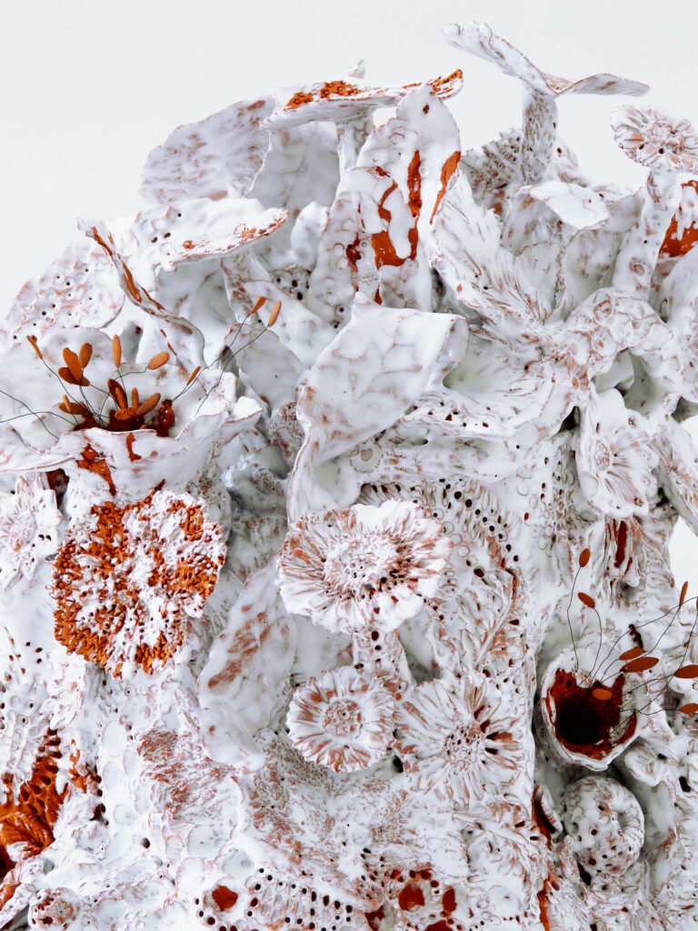 « Le Bouquet d'Âmes Sœurs Floralies » - 2026 - Faïence, terre rouge de Normandie, sculpture céramique de Florence Lemiegre, pièce unique, amour, hymne à l'amour, sentiments, savoir-faire d'excellence, biodiversité, nature, fragilité, éphémère, Florence Lemiegre, Sculptrice céramiste, Participation et sélection de Florence Lemiegre, Ceramic Art Fair + Glass 2026, Paris, Maison de l'Amérique Latine, Galerie isabelle Laverny 164 Faubourg St Honoré, 75008 Paris, envol d'oiseaux, air, liberté, amour à foison, bouquet de fleurs, émaillage au pinceau