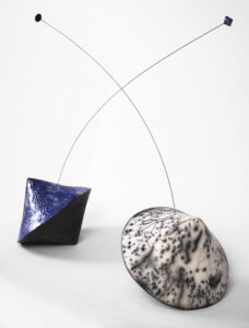 « Culbutos Nuages 4 », sculpture céramique de Florence Lemiegre, création céramique de Florence Lemiegre, pièce unique, faïence terre blanche chamaottée, émaillage au pinceau, sculptures céramiques contemporaines, Cuisson Raku, Naked raku, équilibre et déséquilibre, Résilience, force et la fragilité, Ceramic Art Fair + Glass 2026 Paris, Maison de L’Amérique Latine, collectionneur céramiques, sculptures céramiques contemporaines de Florence Lemiegre, Galerie Isabelle Laverny, raku, texture, émaux craquelés, technique de cuisson ancestrale, savoir-faire d'excellence, galerie Isabelle Laverny