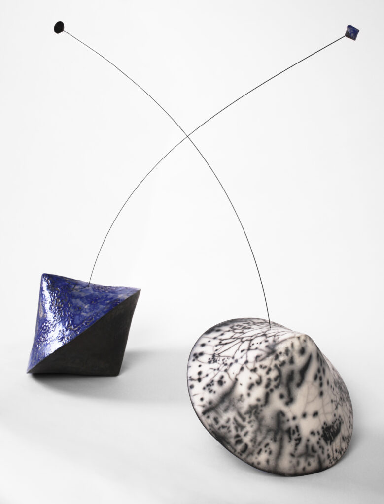 « Culbutos Nuages 4 », sculpture céramique de Florence Lemiegre, création céramique de Florence Lemiegre, pièce unique, faïence terre blanche chamaottée, émaillage au pinceau, sculptures céramiques contemporaines, Cuisson Raku, Naked raku, équilibre et déséquilibre, Résilience, force et la fragilité, Ceramic Art Fair + Glass 2026 Paris, Maison de L’Amérique Latine, collectionneur céramiques, sculptures céramiques contemporaines de Florence Lemiegre, Galerie Isabelle Laverny, raku, texture, émaux craquelés, technique de cuisson ancestrale, savoir-faire d'excellence, galerie Isabelle Laverny