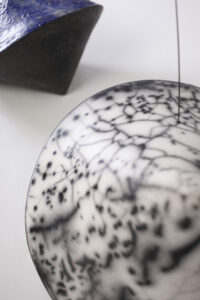 « Culbutos Nuages 4 », sculpture céramique de Florence Lemiegre, création céramique de Florence Lemiegre, pièce unique, faïence terre blanche chamaottée, émaillage au pinceau, sculptures céramiques contemporaines, Cuisson Raku, Naked raku, équilibre et déséquilibre, Résilience, force et la fragilité, Ceramic Art Fair + Glass 2026 Paris, Maison de L’Amérique Latine, collectionneur céramiques, sculptures céramiques contemporaines de Florence Lemiegre, Galerie Isabelle Laverny, raku, texture, émaux craquelés, technique de cuisson ancestrale, savoir-faire d'excellence, galerie Isabelle Laverny