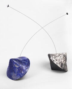 « Culbutos Nuages 4 », sculpture céramique de Florence Lemiegre, création céramique de Florence Lemiegre, pièce unique, faïence terre blanche chamaottée, émaillage au pinceau, sculptures céramiques contemporaines, Cuisson Raku, Naked raku, équilibre et déséquilibre, Résilience, force et la fragilité, Ceramic Art Fair + Glass 2026 Paris, Maison de L’Amérique Latine, collectionneur céramiques, sculptures céramiques contemporaines de Florence Lemiegre, Galerie Isabelle Laverny, raku, texture, émaux craquelés, technique de cuisson ancestrale, savoir-faire d'excellence, galerie Isabelle Laverny